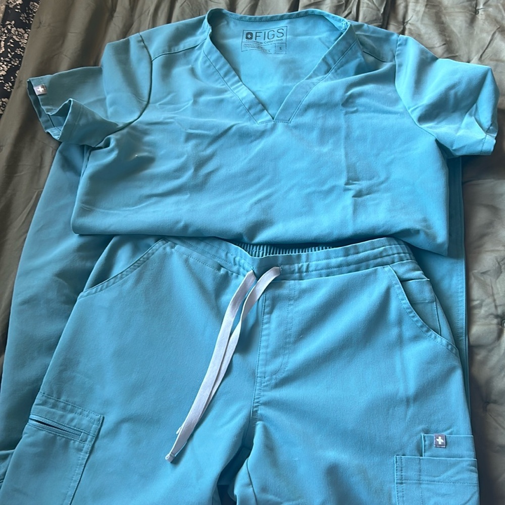 Figs scrub set in hydrogreen.